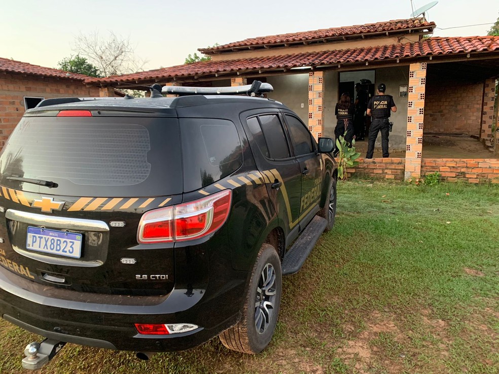 Operação da PF em residência localizada em Imperatriz, onde os policias cumprem mandados de busca e apreensão — Foto: Divulgação/PF