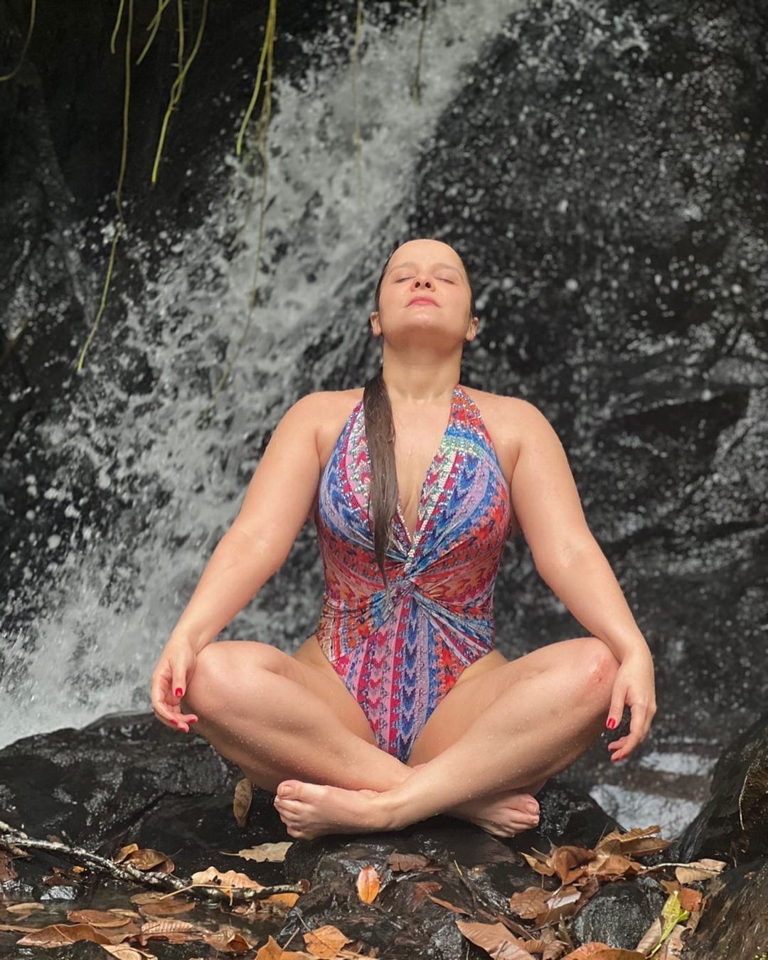 Após show no Acre, Maiara surge em momento relaxante em cachoeira (Foto: reprodução/instagram)