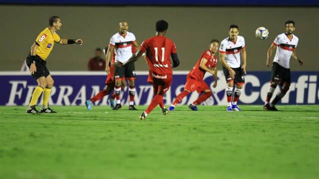 Bruno Mezenga cobra falta e arranca empate para o Vila Nova