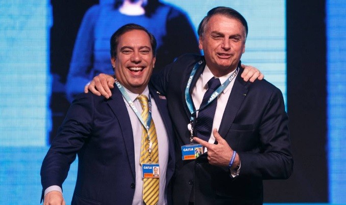 Pedro Guimarães é abraçado por Bolsonaro: o executivo conquistou a confiança do presidente. Foto: Daniel Marenco