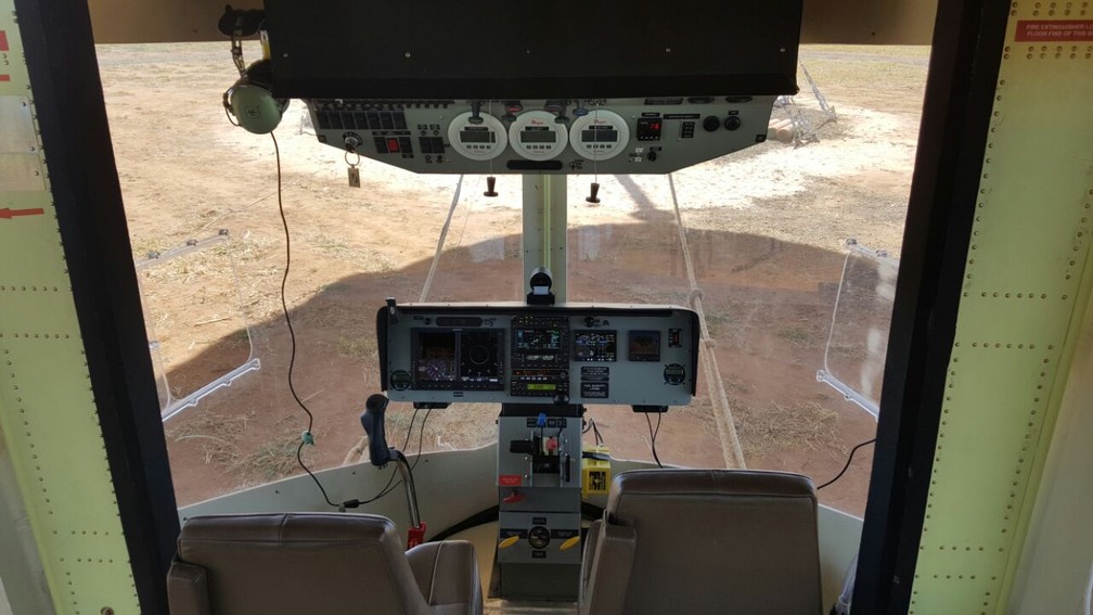 Cabine do ADB 3-X01, que fez seu primeiro voo nesta segunda-feira (24) (Foto: Ana Marin/G1)