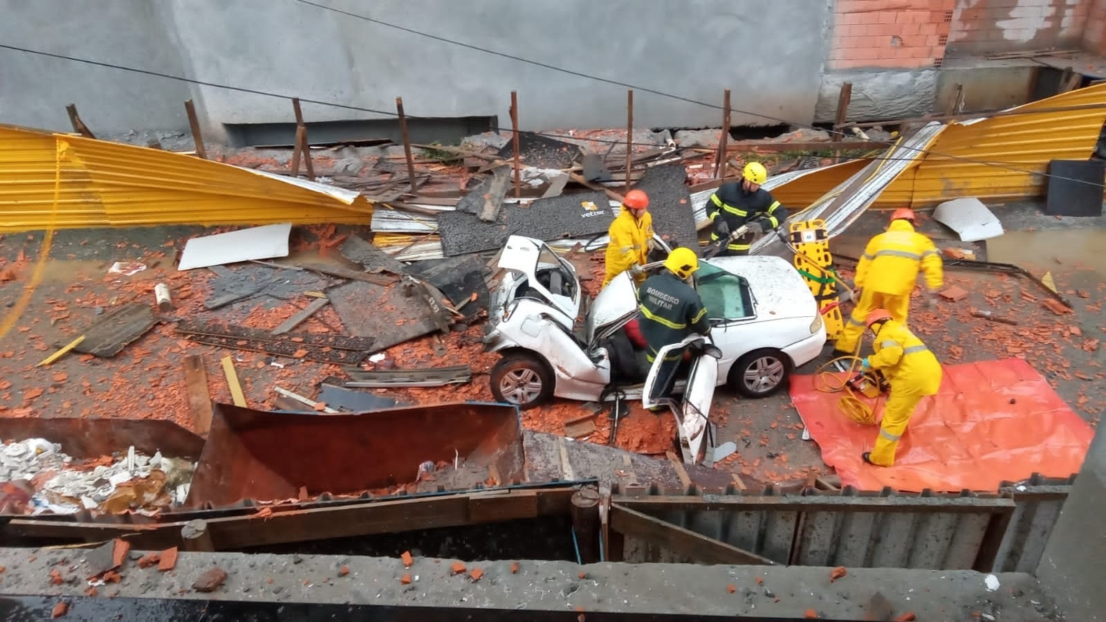 Motorista sofre traumatismo após coluna de concreto cair sobre carro em passagem de ciclone no litoral de SC