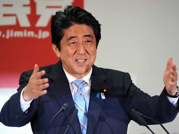 O primeiro-ministro japonês Shinzo Abe fala durante uma conferência de imprensa na sede da LDP em Tóquio nesta segunda-feira (22) (Foto:  Yoshikazu TSUNO/ AFP)