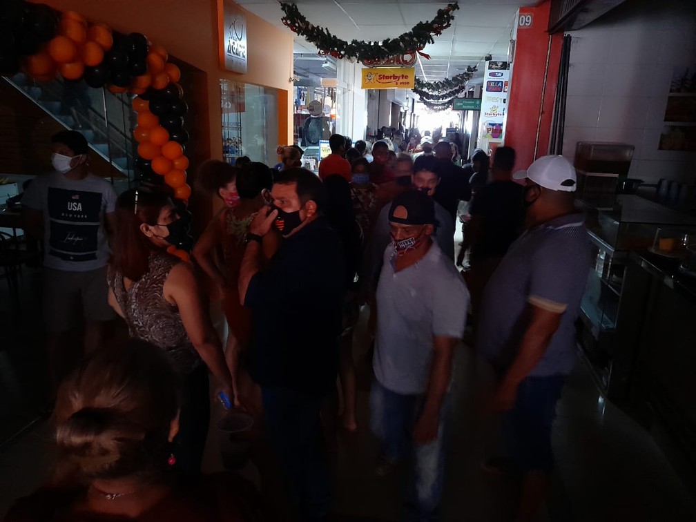 Black Friday: clientes e lojistas são surpreendidos com apagão no Centro Comercial de Macapá