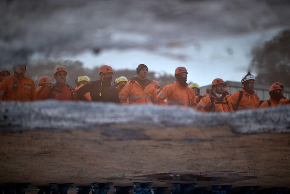 Bombeiros trabalham nas buscas em Brumadinho (MG) — Foto: Douglas Magno