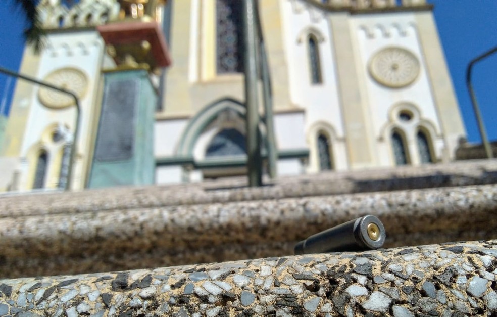 Cartucho foi encontrado na escadaria da Catedral Metropolitana, no Centro de Uberaba â Foto: Marcos Ribeiro/G1