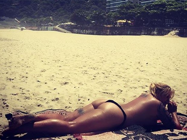 Monique Evans faz topless no Rio (Foto: Reprodução/Instagram)