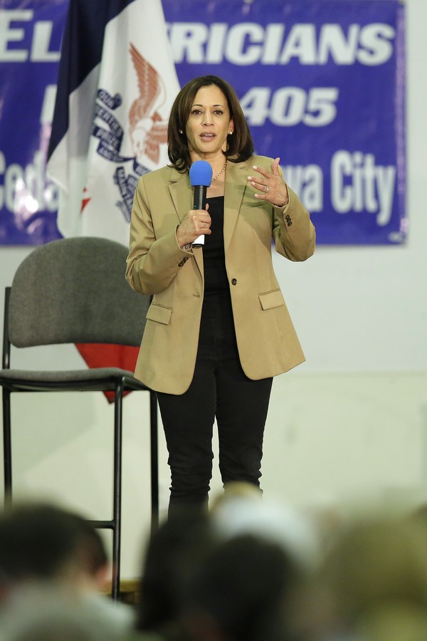 CEDAR RAPIDS, IA - NOVEMBER 02: Democratic presidential candidate Sen. Kamala Harris (D-CA) speaks during the Finkenauer Fish Fry on November 2, 2019 in Cedar Rapids, Iowa. Eight presidential candidates will attend the event to speak about infrastructure  (Foto: Getty Images)