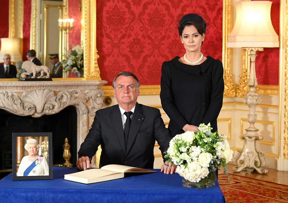 O presidente Jair Bolsonaro e a primeira-dama, Michelle Bolsonaro, durante assinatura do livro de condolências da rainha Elizabeth II em Londres, em 17 de setembro de 2022. — Foto: Escritório de Assuntos Exteriores do Reino Unido 
