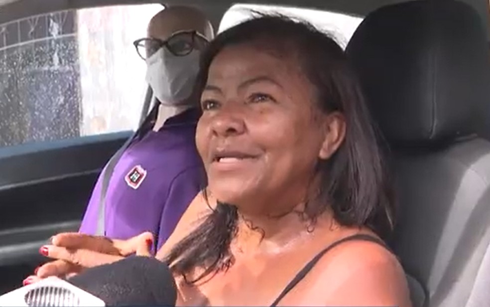 Baiana coloca casal de bonecos dentro de carro para se sentir segura contra assaltos — Foto: Reprodução/TV Bahia