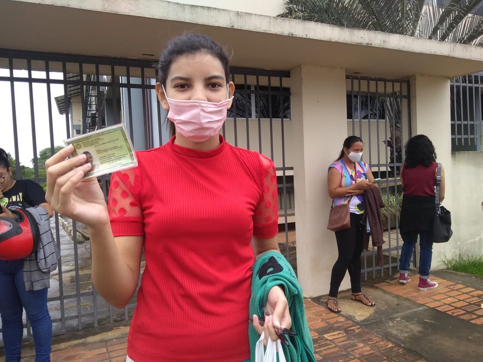 Júlia Gabriela Gois, de 22 anos, optou chegar cedo para não perder a hora devido à chuva em Rio Branco  — Foto: Alcinete Gadelha/g1