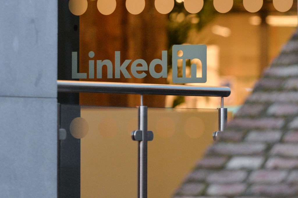 LinkedIn logo seen at the entrance to LinkedIn EMEA Head Office in Dublin.On Friday, 29 January, 2021, in Dublin, Ireland. (Photo by Artur Widak/NurPhoto via Getty Images) (Foto: NurPhoto via Getty Images)