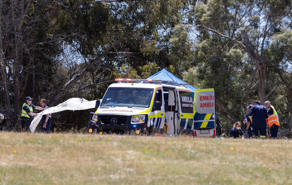 Equipe de resgate em local do acidente na Austrália, em 16 de dezembro de 2021 — Foto: Reuters