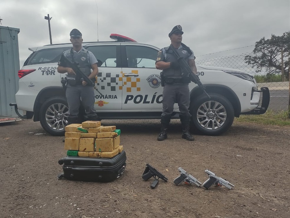 Droga e armas apreendidas durante abordagem a ônibus — Foto: Foto: Polícia Rodoviária/Divulgação