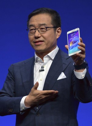 Presidente de Mobile da Samsung, DJ Lee, apresenta novo Galaxy Note 4  (Foto: Agência EFE)