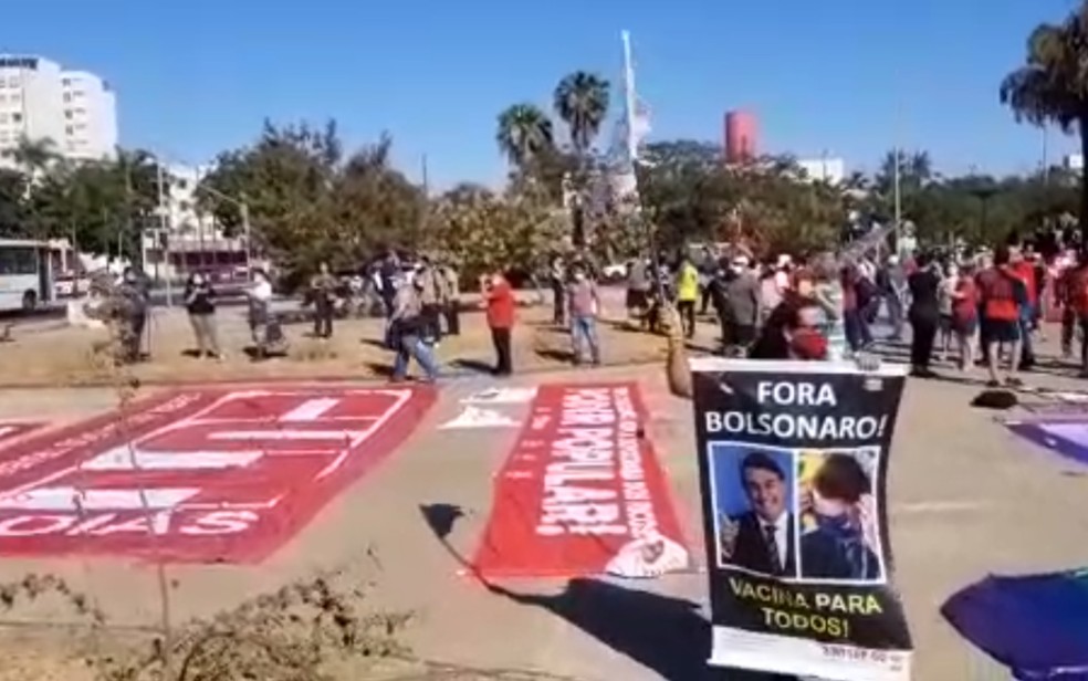 Manifestantes em ato contra o presidente Jair Bolsonaro em Goiânia — Foto: Reprodução/TV Anhanguera