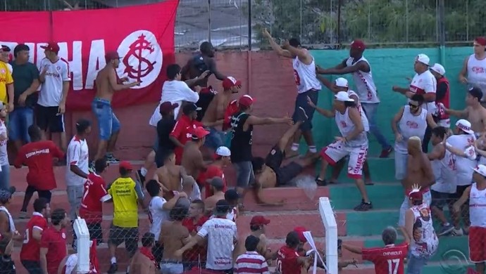 Torcedores do Inter brigam em Veranópolis (Foto: Reprodução / RBS TV)