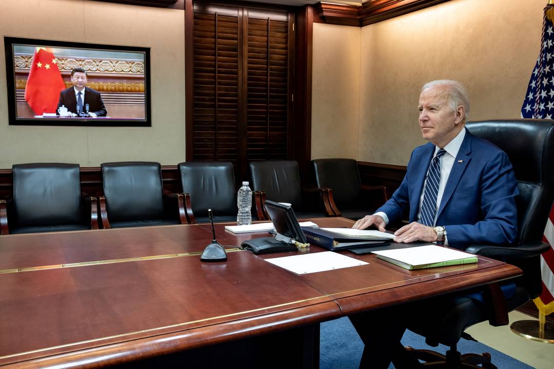 Joe Biden em conversa com Xi Jinping, líder chinês, nesta sexta-feira (18)