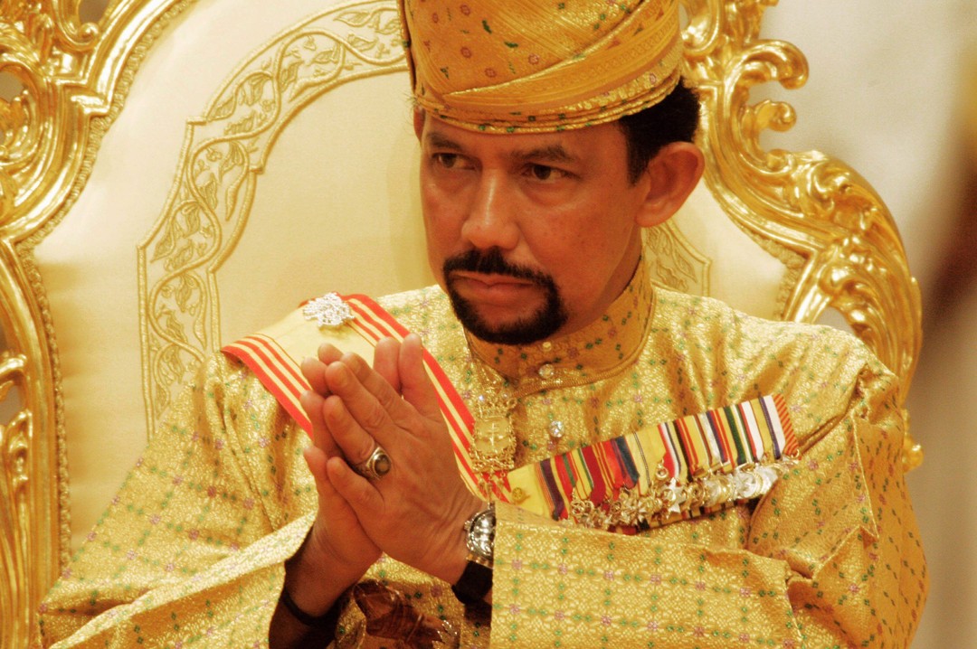 O Sultão de Brunei, Hassanal Bolkiah, dono de hotéis de luxo ao redor do mundo (Foto: Getty Images / Alain Benainous)