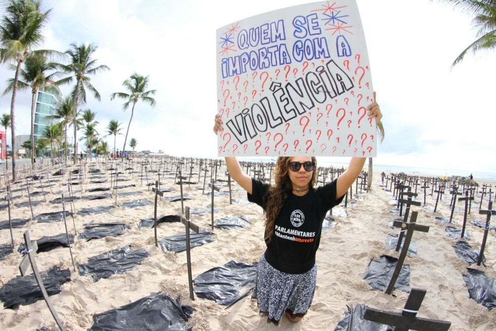 Ato na Praia do Pina, no Recife, pede transparÃªncia na divulgaÃ§Ã£o dos Ã­ndices de violÃªncia em Pernambuco (Foto: Marlon Costa/Pernambuco)