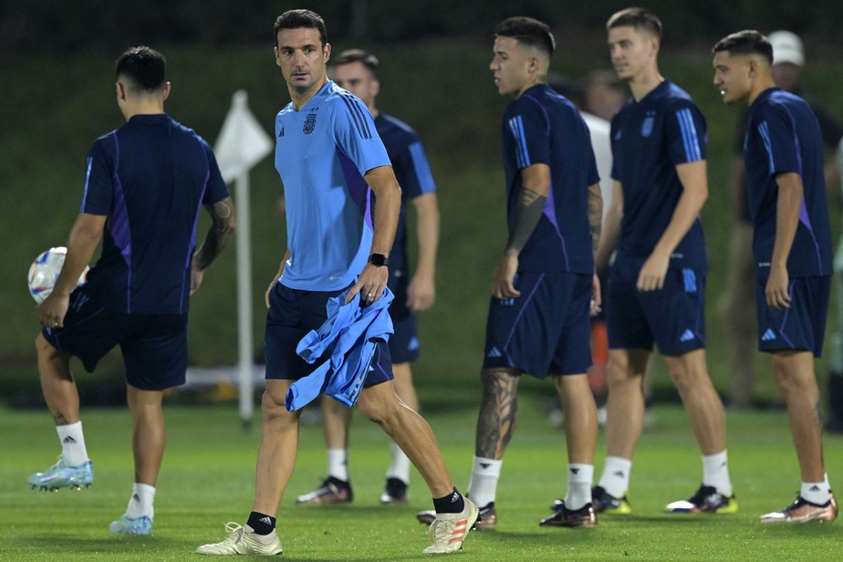 Sob pressão: o treinador Lionel Scaloni (de azul claro) comanda a equipe argentina em treino antes da partida decisiva contra a Polônia