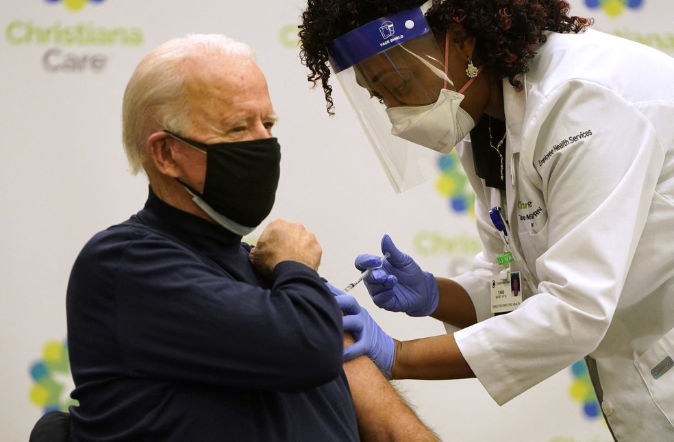 Joe Biden, presidente dos EUA, recebeu a 1ª dose de vacina contra a Covid-19 em 21 de dezembro de 2020 — Foto: Joshua Roberts/Getty Images via AFP