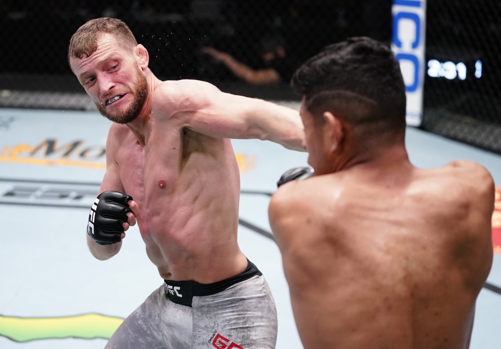 Davey Grant acerta o golpe que nocauteou Jonathan Martinez no UFC Edwards x Muhammad — Foto: Getty Images