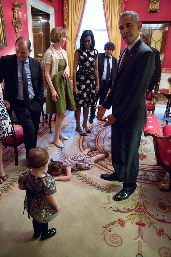 Obama ao lado da filha da jornalista Laura Moser (Foto: Pete Souza/ Casa Branca)