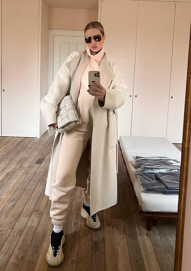 Rosie HW: dê um novo sentido ao moletom com uma bolsa Bottega Veneta Cassette e um par de Adidas Yeezy 700 V3  (Foto: Reprodução/ Instagram)