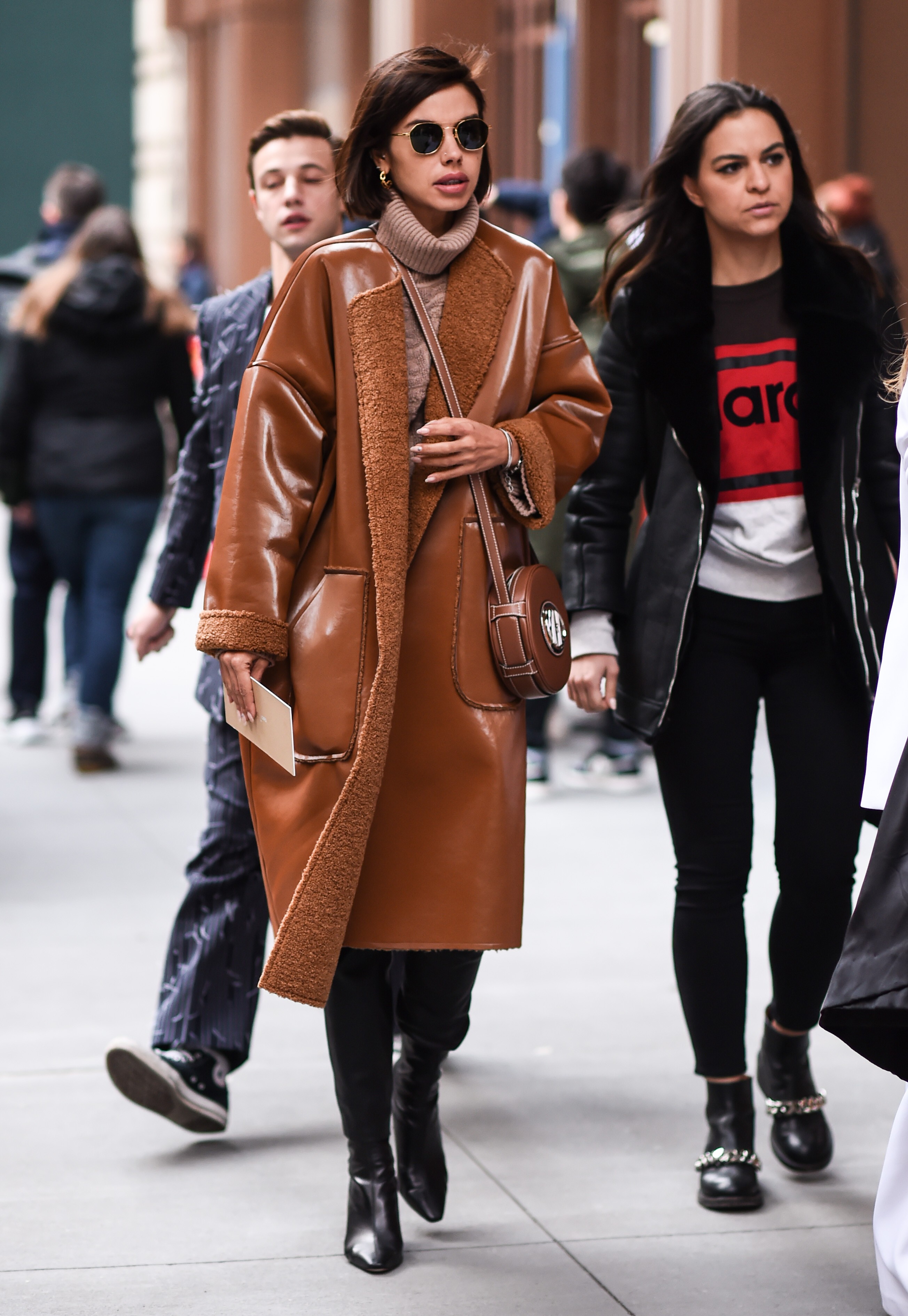 Peças clássicas em couro marrom são a aposta do street style nesta temporada (Foto: Getty Images)