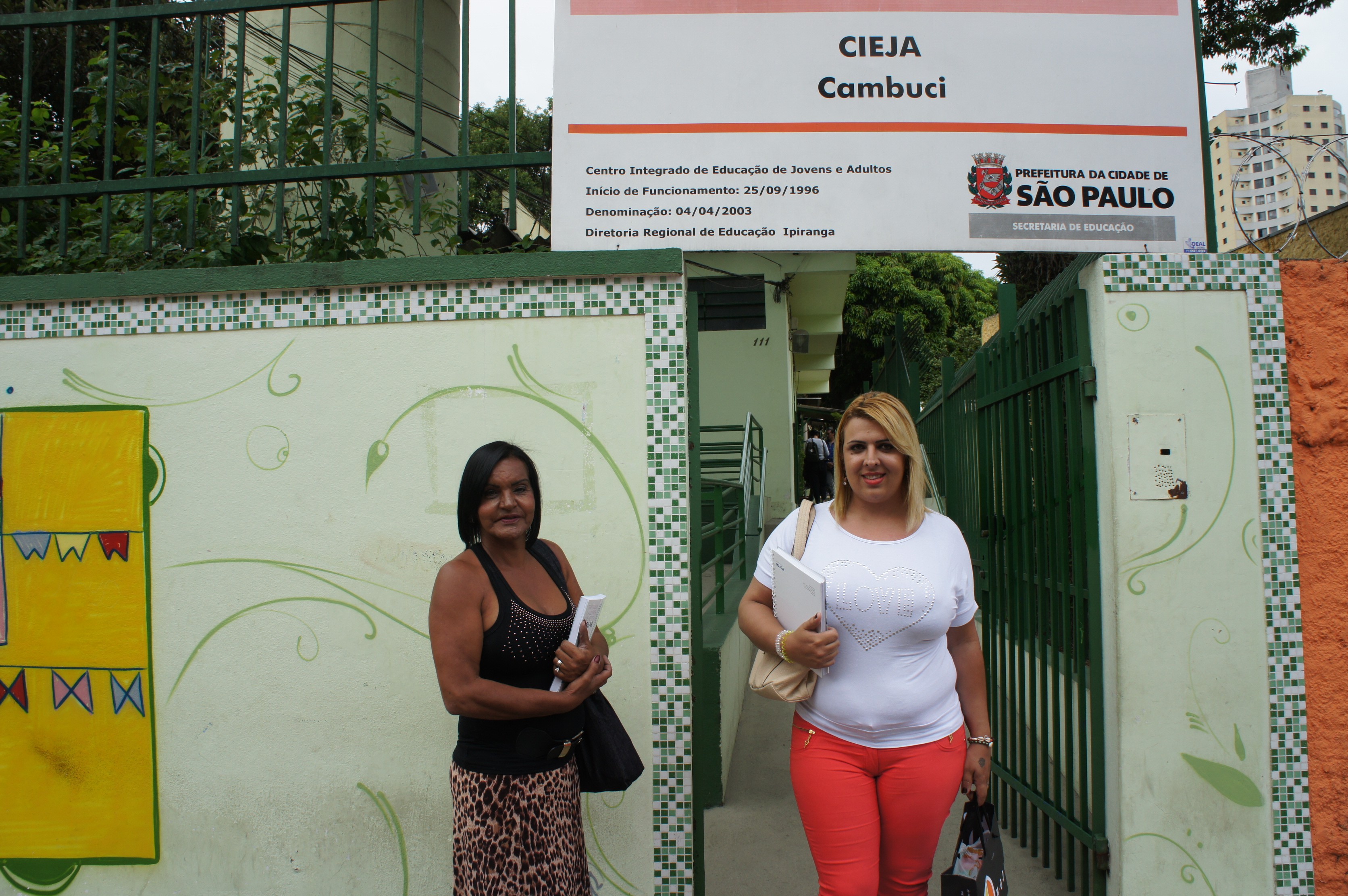 As amigas Leca Fasion e Valeryah Rodriguez chegam juntas à escola onde estudarão pelos próximos dois anos (Foto: Letícia González)