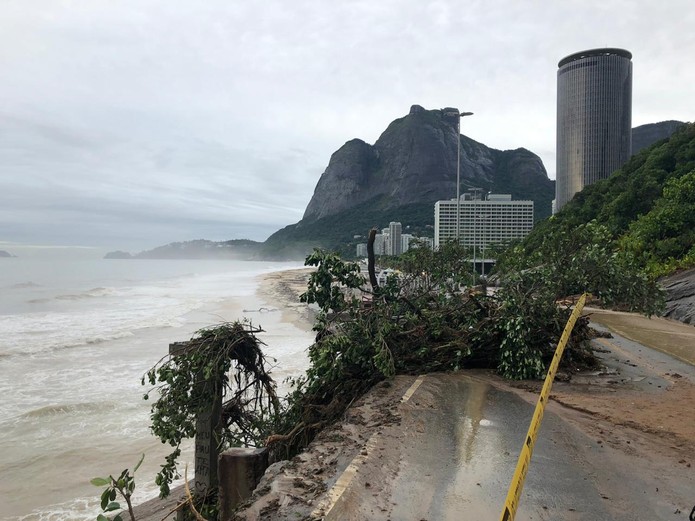 Resultado de imagem para Chuva deixa 5 mortos, causa deslizamentos e quedas de Ã¡rvores no Rio