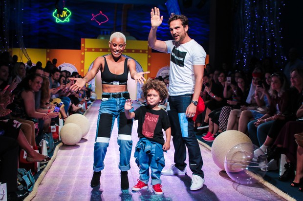 Aline Wirley e Igor Rickli desfilam com o filho, Antonio (Foto: Thiago Duran/AgNews)