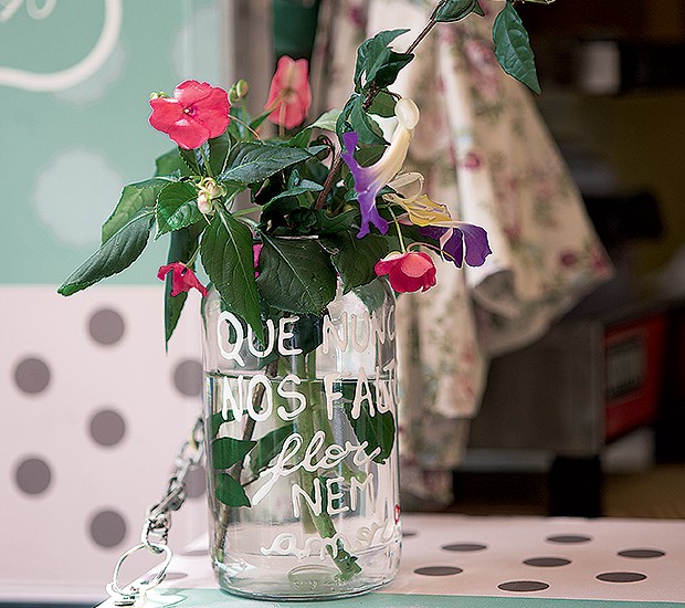 O pote de conserva usado como vaso traz bons desejos escritos com tinta plástica. Vale com qualquer arranjo de flores (Foto: Cacá Bratke/Editora Globo)