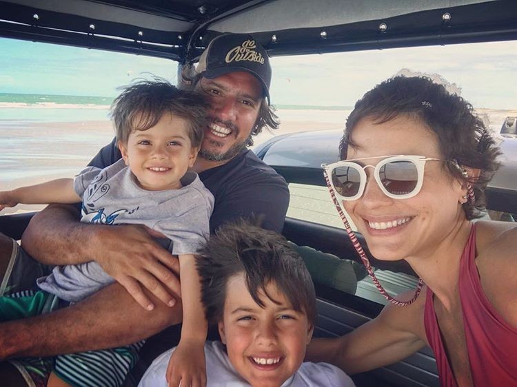 Juliana Knust com o marido, Gustavo Machado, e os filhos, Mateus e Artur (Foto: Reprodução/Instagram)