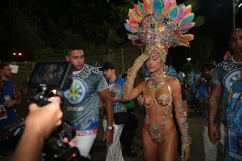 Sabrina Sato se benzeu antes de entrar na Sapucaí — Foto: Stephanie Rodrigues / g1