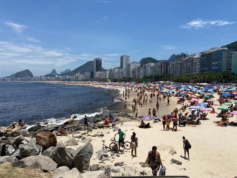 Praia do Leme: banhistas estranharam a água turva, fenômeno tem a ver com altas temperaturas