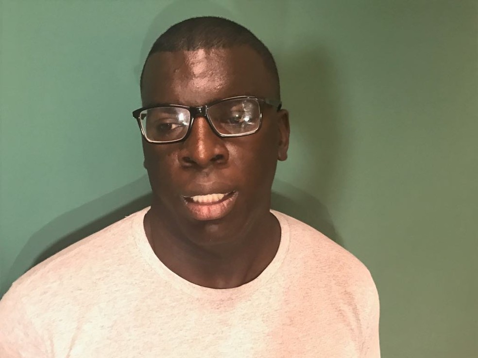 Thiago se emocionou ao falar sobre as agressões que sofreu em sala de aula — Foto: Cristina Boeckel/ G1