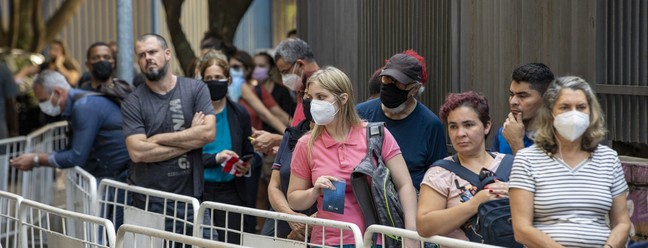 Fila para vacinação de Covid e Gripe e fila para teste no CMS João Barros Barreto, em Copacabana — Foto: Ana Branco / Agencia O Globo