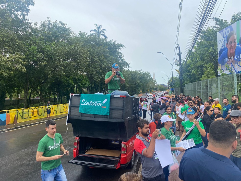 Professores do Sinteam protestaram em frente à sede do Governo do Amazonas — Foto: Jucélio Paiva/Rede Amazônica 