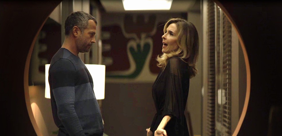 Lyris (Deborah Evelyn) arma surpresa caliente para Agno(Malvino Salvador), em 'A Dona do Pedaço' — Foto: TV Globo