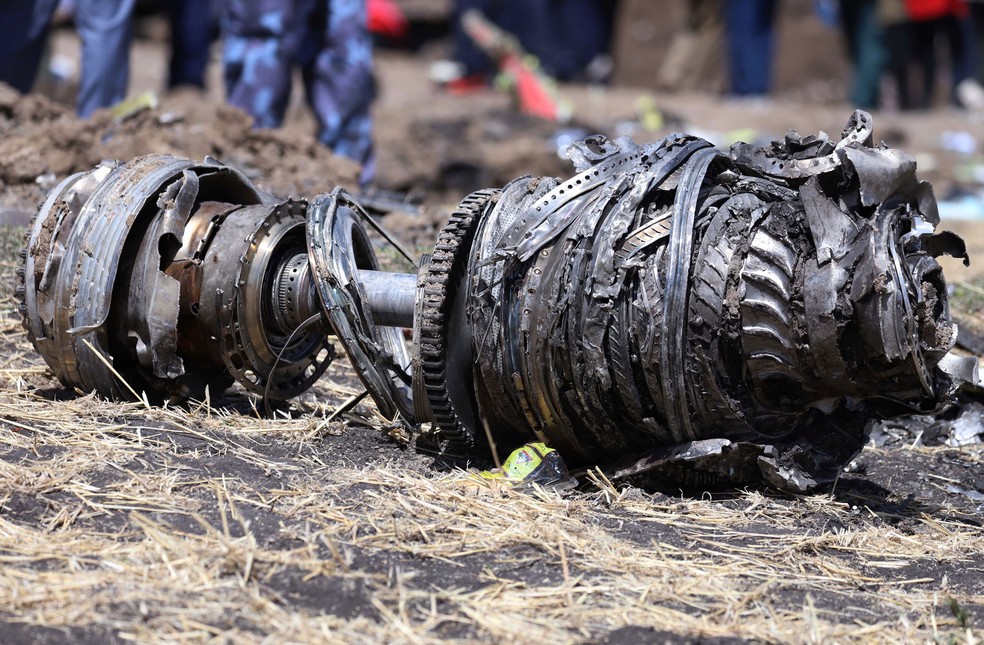Peça do avião do voo 302 da Ethiopian Airlines, que caiu no domingo (10) em Bishoftu, perto de Adis Abeba  — Foto: Tiksa Negeri/ Reuters