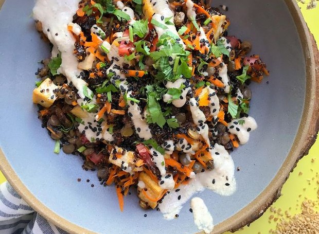 Se gostar, finalize o bowl de legumes com gergelim e salsa fresca (Foto: Reprodução / Instagram)