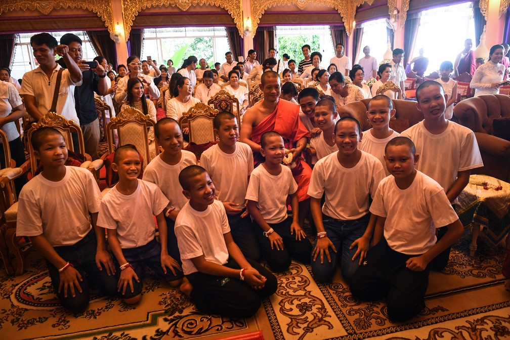 TÃ©cnico Ekkapol Chantawong e meninos do â€˜Javalis Selvagensâ€™ fazem foto apÃ³s retiro espiritual em templo budista Chiang Rai, neste sÃ¡bado (4)  (Foto: Lillian Suwanrumpha / AFP)