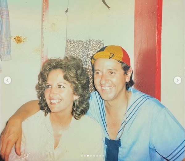 Gache Rivera com o marido, Carlos Villagrán (Quico), nos bastidores de um espetáculo do elenco de Chaves na Venezuela no fim dos anos 70 (Foto: Instagram)