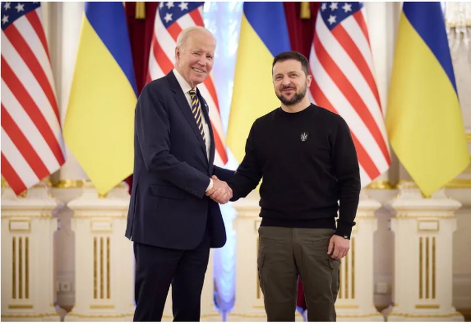 O presidente dos EUA, Joe Biden, se encontra com o presidente da Ucrânia, Volodymyr Zelensky, durante uma viagem não programada ao país em guerra