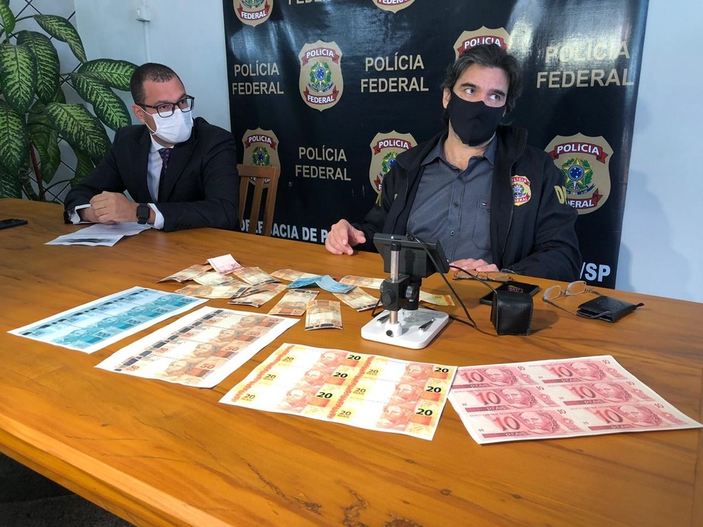 Parte do dinheiro falso apreendido pela Pol&iacute;cia Federal em Birigui &mdash; Foto: Diogo Nolasco/TV TEM