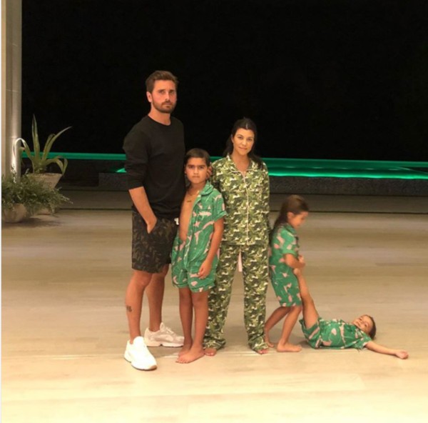 Kourtney Kardashian e Scott Disick com os filhos em festa do pijama  (Foto: Instagram)
