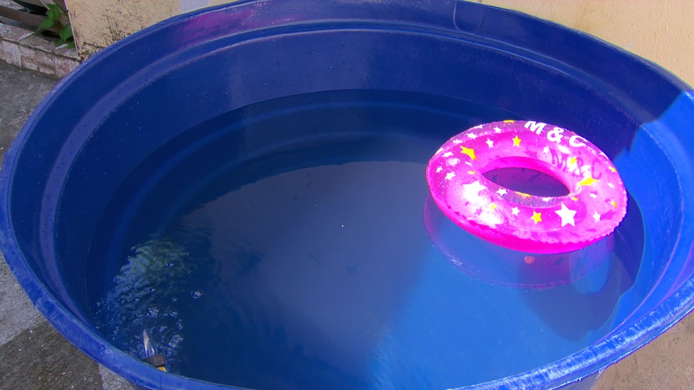Sem Piscininha Amor Cariocas Recorrem A Caixas D Agua Para Aliviar O Calor Rio De Janeiro G1