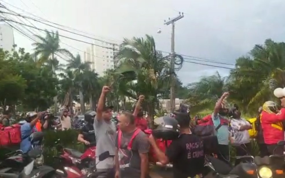 Motociclistas fazem protesto após cliente reclamar de entrega pelo fato de entregador ser negro, em Goiânia — Foto: Reprodução 